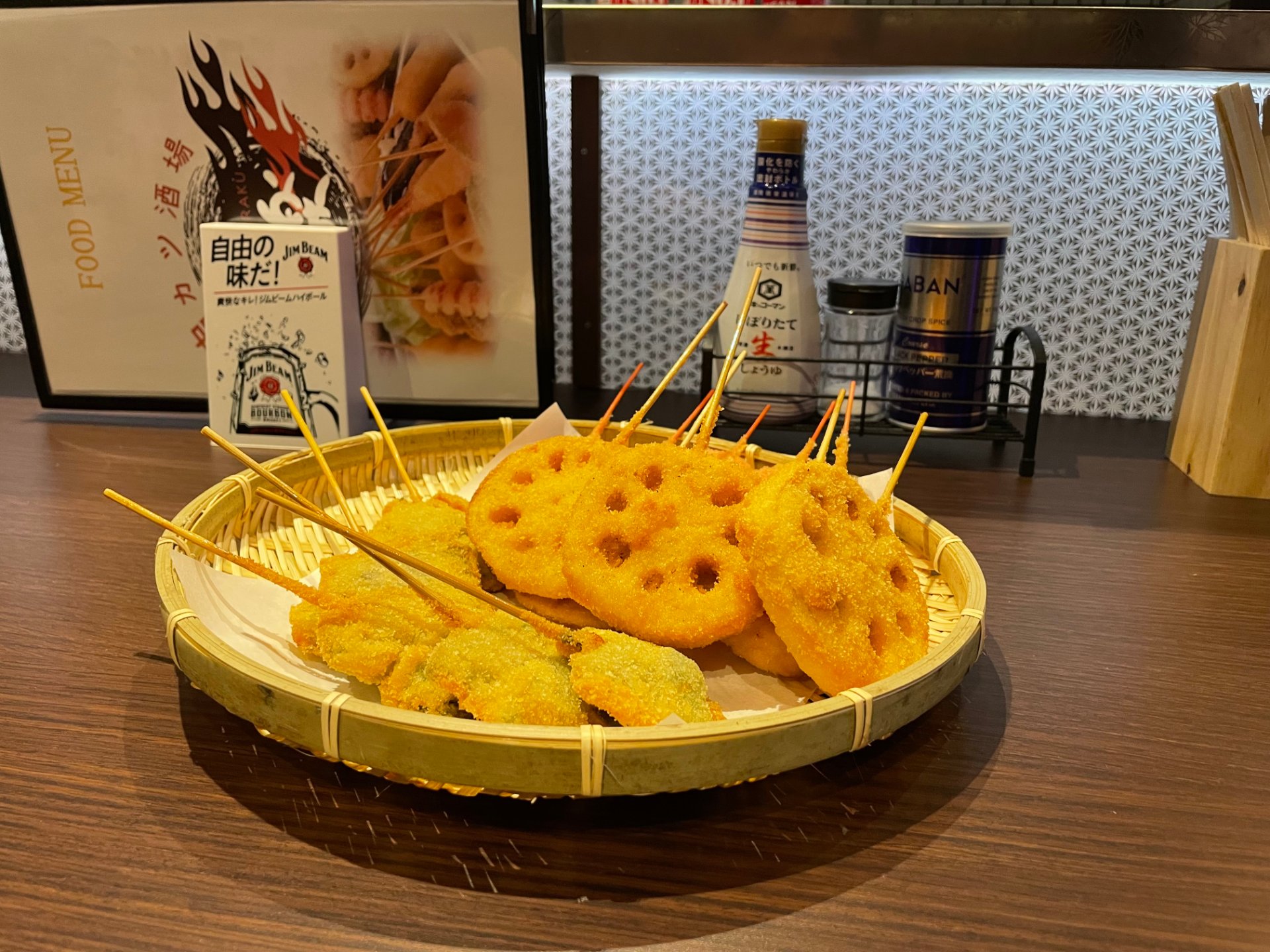 木の器に盛られた串揚げと串カツの盛り合わせ