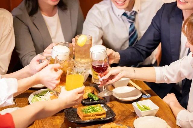 皆さまで乾杯する宴会の様子